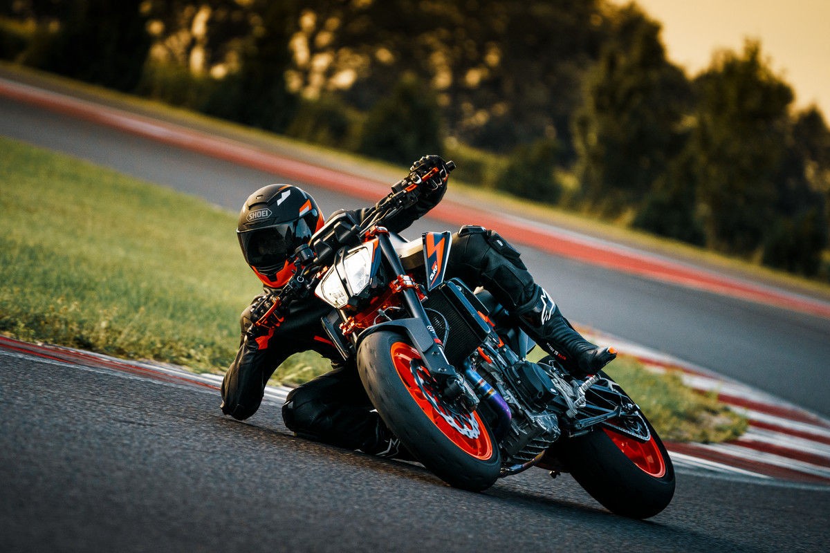 KTM: ecco la nuova 890 Duke R 